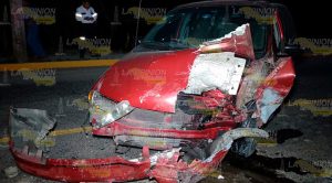 Camionetas se impactan de frente Camionetas Impactan Frente