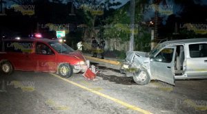Camionetas se impactan de frente Camionetas Impactan Frente