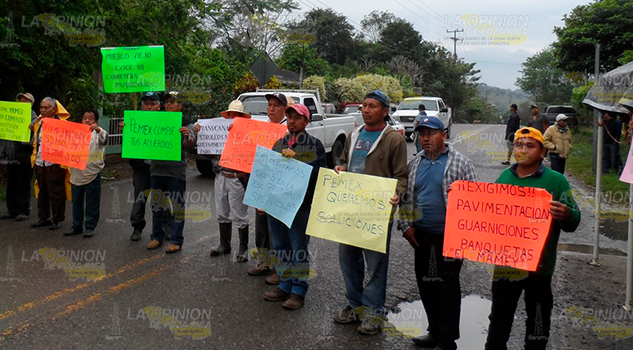 Habitantes mantienen bloqueos carreteros Habitantes Mantienen Bloqueos Carreteros