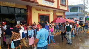 Las tienen por horas bajo las llovizna Horas Bajo Llovizna