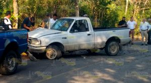 Se impacta camioneta contra un cedro Impacta Camioneta Cedro