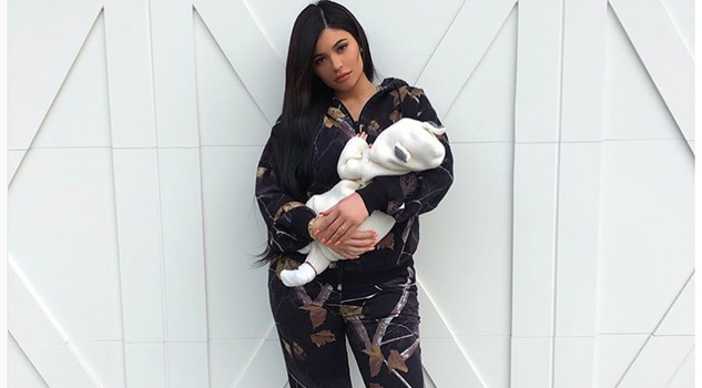 Kylie Jenner posa por primera vez con Stormi