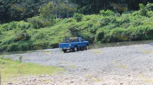 Río, convertido en lavadero de carros