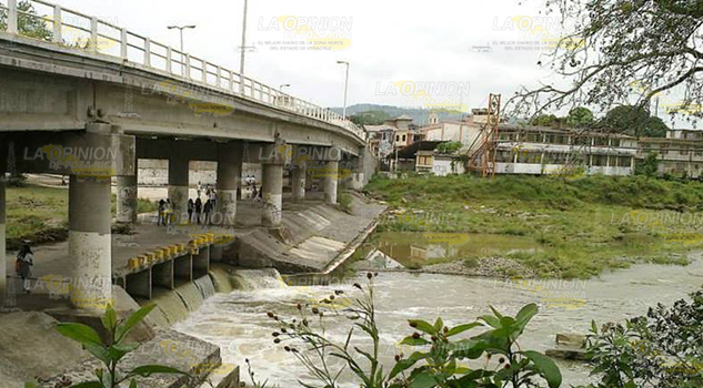 Río, convertido en lavadero de carros Río Lavadero Carros