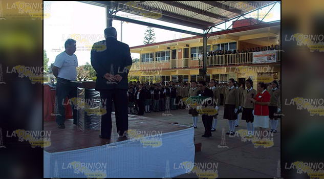 Acusan de prepotente a regidora de educación