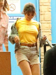 Selena Gomez se olvida del "bra" y sus curvas acaparan la atención