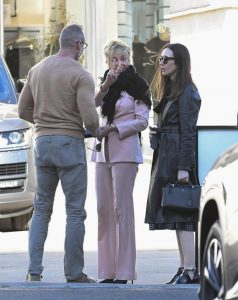 Tacones provocan bochornosa caída a Sharon Stone
