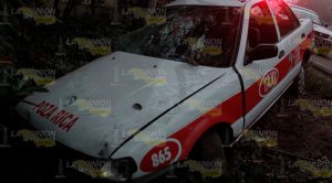 Taxi se accidenta en la carretera Poza Rica-Cazones Taxi Accidenta Carretera Poza Rica Cazones