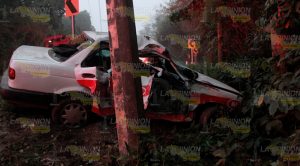 Taxi se accidenta en la carretera Poza Rica-Cazones Taxi Accidenta Carretera Poza Rica Cazones