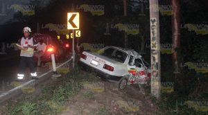 Taxi se accidenta en la carretera Poza Rica-Cazones Taxi Accidenta Carretera Poza Rica Cazones