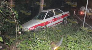 Taxi se accidenta en la carretera Poza Rica-Cazones Taxi Accidenta Carretera Poza Rica Cazones