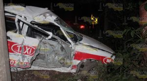 Taxi se accidenta en la carretera Poza Rica-Cazones Taxi Accidenta Carretera Poza Rica Cazones
