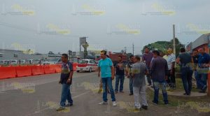 Taxistas inconformes por barrera de contención Taxistas Inconformes Barrera Contención