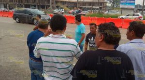 Taxistas inconformes por barrera de contención Taxistas Inconformes Barrera Contención