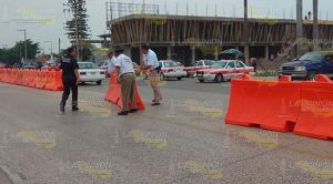 Taxistas inconformes por barrera de contención Taxistas Inconformes Barrera Contención