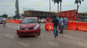 Taxistas inconformes por barrera de contención Taxistas Inconformes Barrera Contención