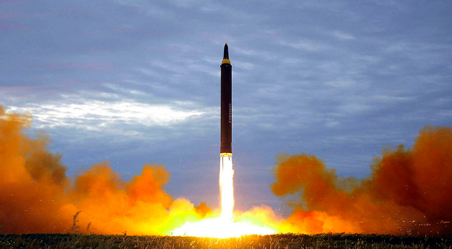 Trump y Kim Jong-un se juegan la paz nuclear Trump Kim Jong-Un Juegan Paz Nuclear
