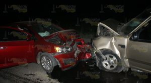 Invade carril y provoca trágico accidente