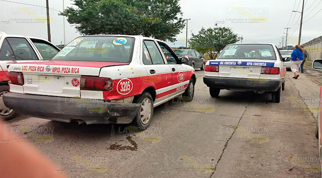 Chocan taxistas sobre el bulevar Jesús González Ortega