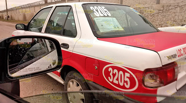 Chocan taxistas sobre el bulevar Jesús González Ortega
