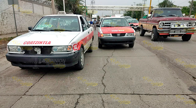 Chocan taxistas sobre el bulevar Jesús González Ortega