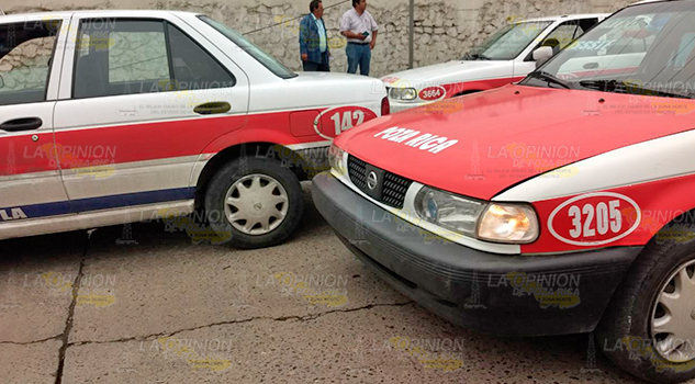 Chocan taxistas sobre el bulevar Jesús González Ortega