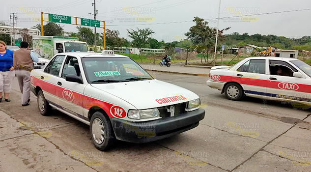 Chocan taxistas sobre el bulevar Jesús González Ortega