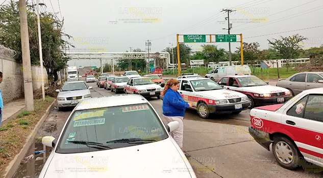 Chocan taxistas sobre el bulevar Jesús González Ortega