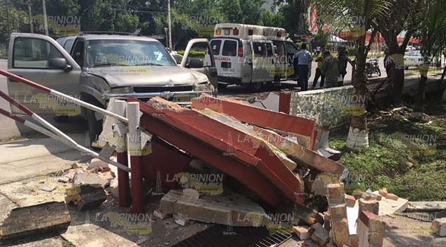 Fuerte accidente derriba la barda del cuartel viejo