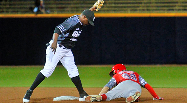 Cuadrangular hace caer a Diablos en extra innings