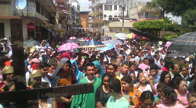 Escenifican muerte de Jesús