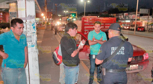 Motociclista se estampa contra una camioneta