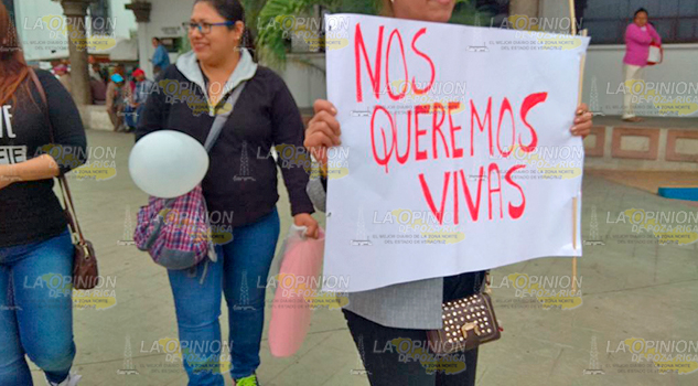 Marchan mujeres en el marco del Día Internacional de la Mujer