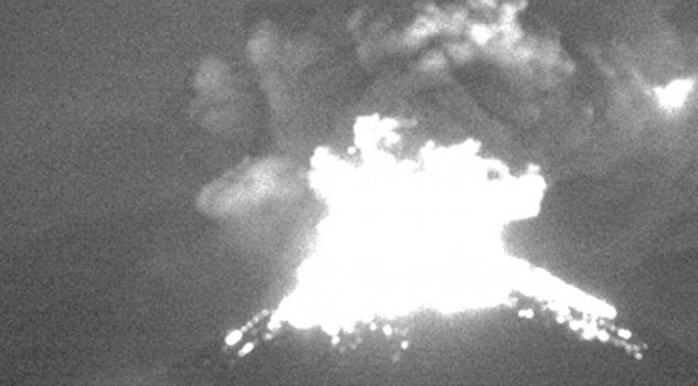 Lanza el Popocatépetl exhalación de 2.5 kilómetros de altura