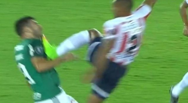 Una de las patadas más violentas en la historia de la Copa Libertadores