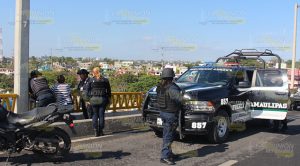 Mujer intenta arrojarse del puente Tampico