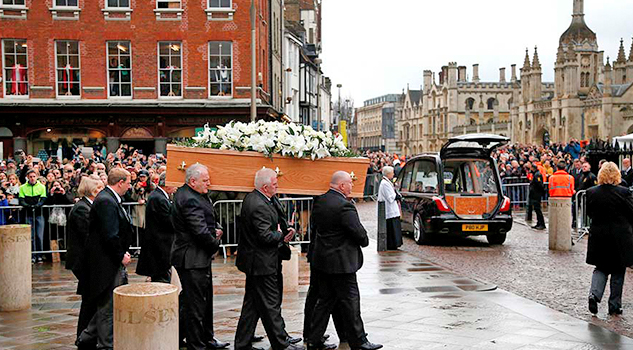 Miles dan último adiós a Stephen Hawking en Cambridge