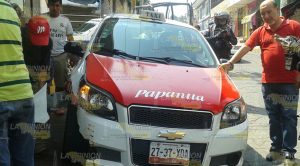 Taxista pierde el control y se impacta en una carnicería