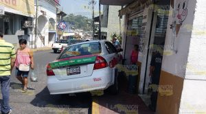 Taxista pierde el control y se impacta en una carnicería