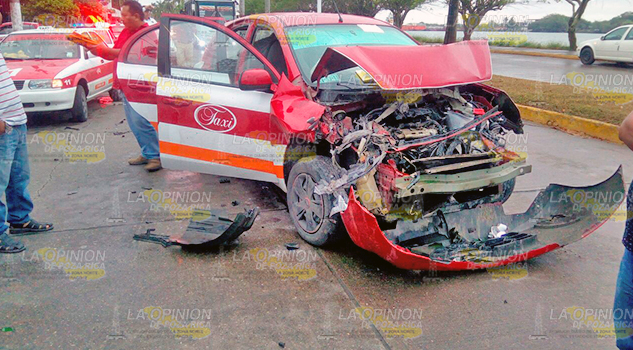 Impacta su taxi contra camioneta al manejar imprudentemente