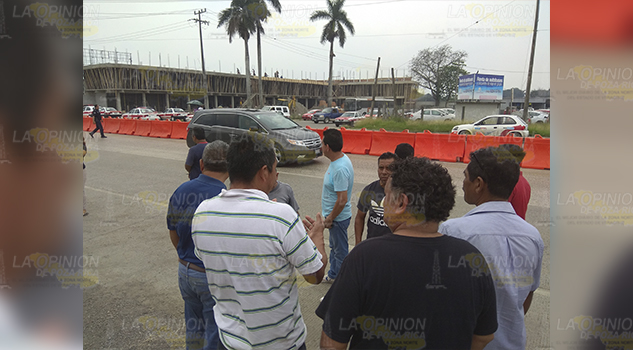 Protestan taxistas