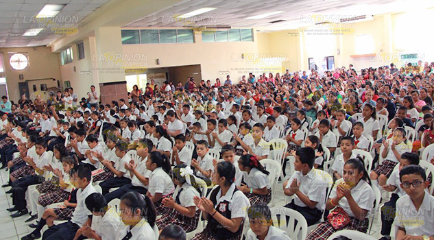 Da gobierno estatal becas a 600 alumnos