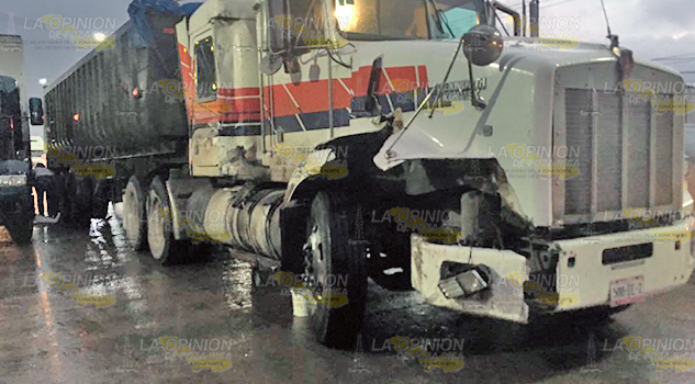Trailero duerme al volante y causa accidente