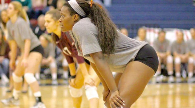Expulsada del voley por publicar fotos "demasiado sexy": ella los demanda por discriminación