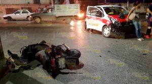 Aparatoso Accidente Entre Taxi Motocicleta