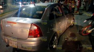 Estrella su motocicleta contra 2 autos Estrella Motocicleta Contra Autos