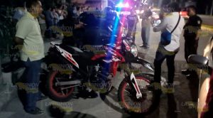 Estrella su motocicleta contra 2 autos Estrella Motocicleta Contra Autos