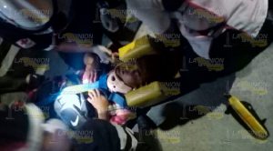 Estrella su motocicleta contra 2 autos Estrella Motocicleta Contra Autos