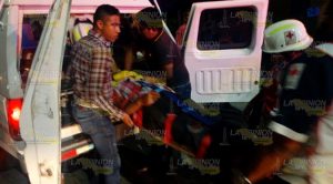 Estrella su motocicleta contra 2 autos Estrella Motocicleta Contra Autos