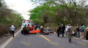 Motociclistas se estampan contra camioneta Motociclistas Estampan Contra Camioneta